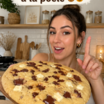 Cookie XXL cuit à la poêle, sur une assiette, avec des pépites de chocolat fondantes