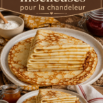 Une assiette de crêpes moelleuses garnies de fruits et de crème.