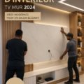 Un salon moderne avec une télévision intégrée dans un mur en bois stylé.