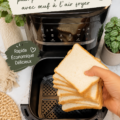 Pain frit à l'œuf doré, prêt à être servi pour le petit déjeuner