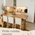 Une petite cuisine ouverte avec des éléments modernes et chaleureux à Paris