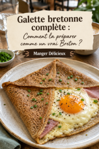 Une galette bretonne complète garnie de jambon, emmental et œuf sur une assiette, prête à être déguster.