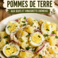 Salade de pommes de terre aux œufs avec une vinaigrette crémeuse, sur une table d'été