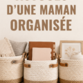 Une maman organisée qui écrit dans son agenda à côté de ses enfants.