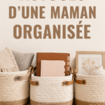 Une maman organisée qui écrit dans son agenda à côté de ses enfants.