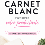Une femme écrivant dans un carnet vide dans un cadre chaleureux et inspirant.