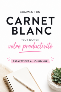 Une femme écrivant dans un carnet vide dans un cadre chaleureux et inspirant.