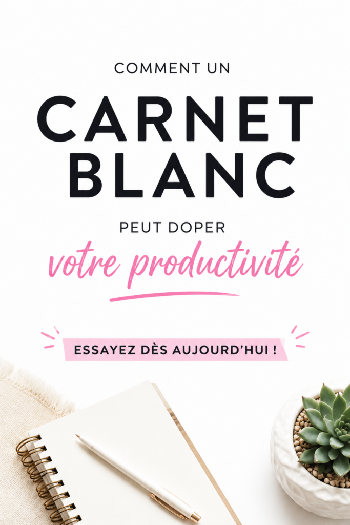Une femme écrivant dans un carnet vide dans un cadre chaleureux et inspirant.