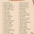 Une check-list colorée sur un fond d'équipements de voyage, illustrant la préparation des vacances.