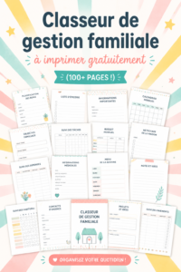 Un classeur d'organisation avec des pages imprimées arangées sur une table