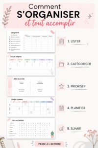 Une maman heureuse travaillant sur son blog à la maison.