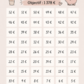 Une femme souriante note ses progrès dans un carnet, illustrant le défi des 52 semaines.