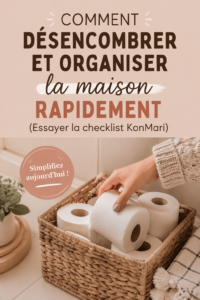 Une femme souriante en train de ranger sa maison avec des boîtes bien ordonnées, représentant la méthode KonMari.