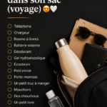 Sac de voyage ouvert avec des objets essentiels à l'intérieur.