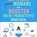 Une maman souriante utilisant un calendrier pour planifier sa semaine.