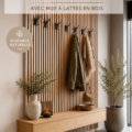 Hall d'entrée moderne au style scandinave avec des murs en lamelles de bois