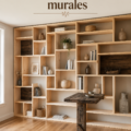 Bibliothèque murale moderne en bois avec des livres et des objets décoratifs.