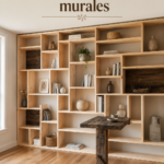 Bibliothèque murale moderne en bois avec des livres et des objets décoratifs.