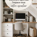 Espace optimisé sous un escalier avec des étagères et une chaise confortable.