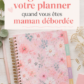 Maman occupée consultent son planner avec une tasse de café