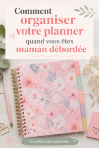 Maman occupée consultent son planner avec une tasse de café