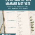 Une maman utilise un planner pour organiser son quotidien familial.