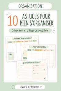 Une femme souriante avec un planner dans les mains, représentant l'organisation du quotidien.
