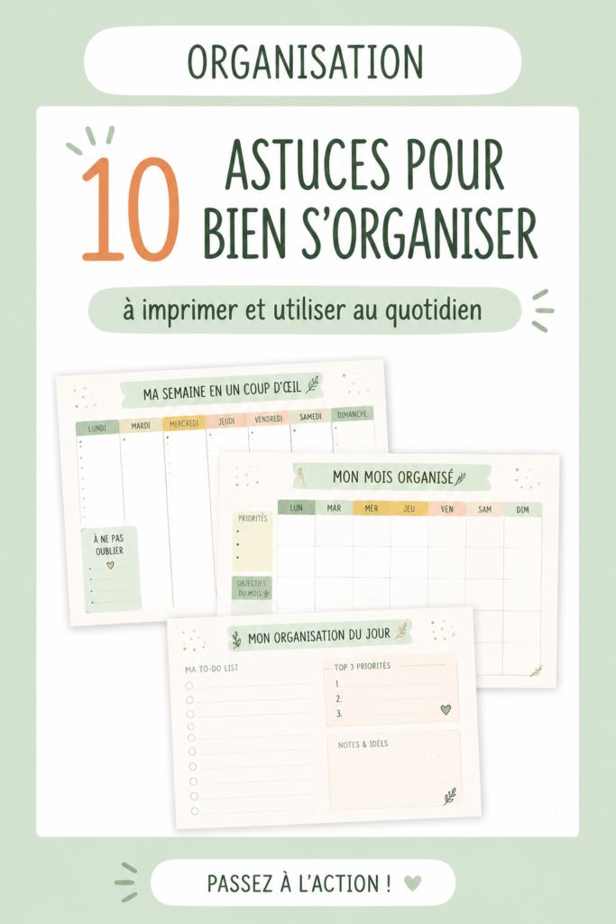 Une femme souriante avec un planner dans les mains, représentant l'organisation du quotidien.