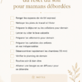 Une maman détendue préparant sa checklist du soir dans un cadre apaisant.
