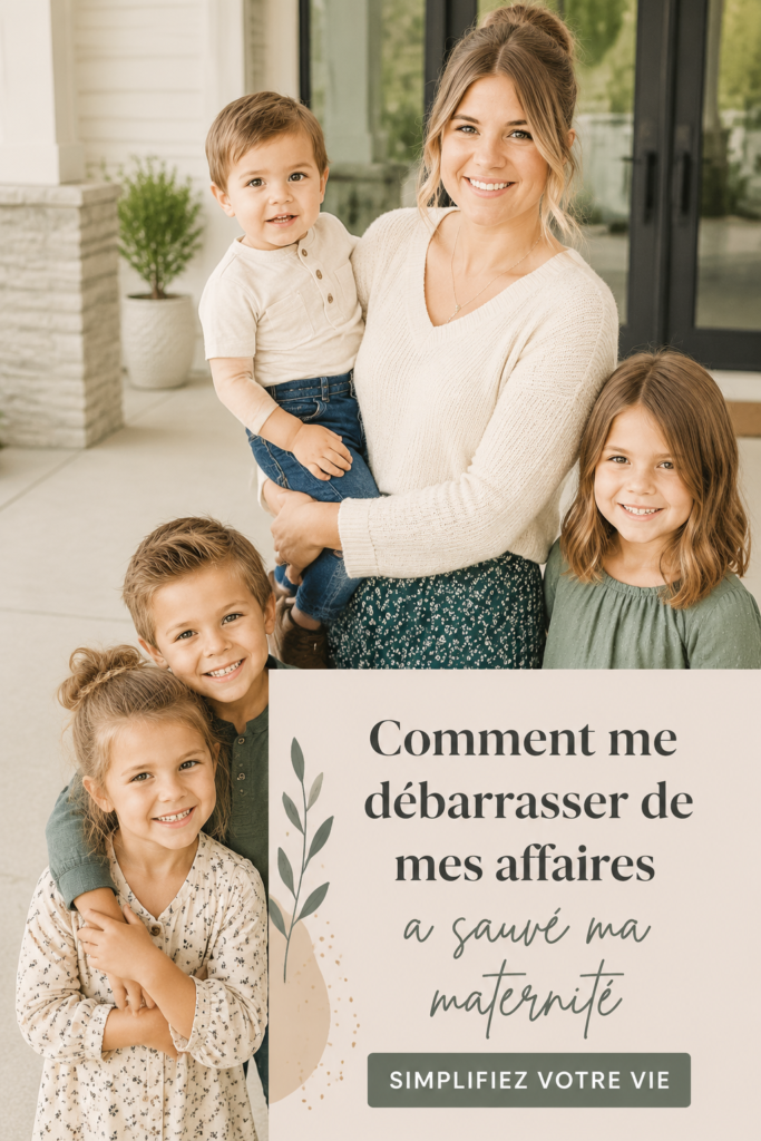 Une maman dans un intérieur épuré, symbole de désencombrement et de sérénité familiale.