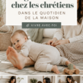 Un coin de prière paisible dans une maison avec une croix et des bougies.