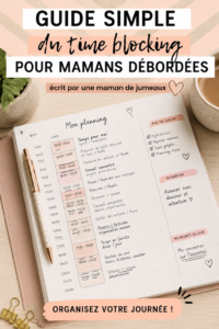 Image d'une maman organisant son emploi du temps avec un agenda, représentant le concept de time blocking