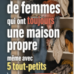 Une maman souriante en train de ranger sa maison avec des enfants en arrière-plan