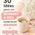 Une maman profitant d'un moment de détente chez elle avec un livre et une tasse de thé.