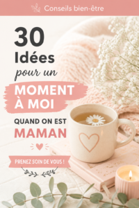 Une maman profitant d'un moment de détente chez elle avec un livre et une tasse de thé.