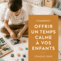Enfant lisant dans un coin tranquille de la maison avec des coussins.