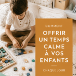 Enfant lisant dans un coin tranquille de la maison avec des coussins.