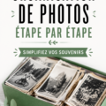 Une maman s'asseyant à une table avec des photos éparpillées, réfléchissant à un système d'organisation pour ses souvenirs.