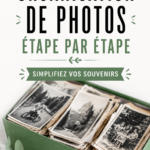 Une maman s'asseyant à une table avec des photos éparpillées, réfléchissant à un système d'organisation pour ses souvenirs.