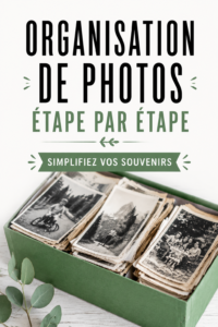 Une maman s'asseyant à une table avec des photos éparpillées, réfléchissant à un système d'organisation pour ses souvenirs.