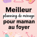 Une maman souriante nettoyant une pièce avec un planning de ménage sur la table.