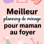 Une maman souriante nettoyant une pièce avec un planning de ménage sur la table.