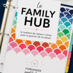 Image d'un binder familial coloré avec des sections organisées pour la gestion quotidienne