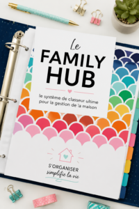 Image d'un binder familial coloré avec des sections organisées pour la gestion quotidienne