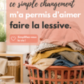 Une femme souriante range du linge propre après une lessive familiale