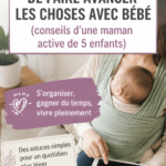 Une maman souriante joue avec son bébé dans un espace de vie ordonné.