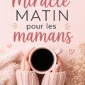 Une maman heureuse jouant avec ses enfants le matin