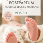 Femme tenant son bébé tout en se reposant sur un canapé, représentant les six premières semaines post-partum.
