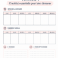 Checklist de planification familiale sur une table en bois avec des crayons et des dessins d'enfants.