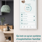 Illustration d'une famille organisée autour d'une table de travail avec des outils de planification.